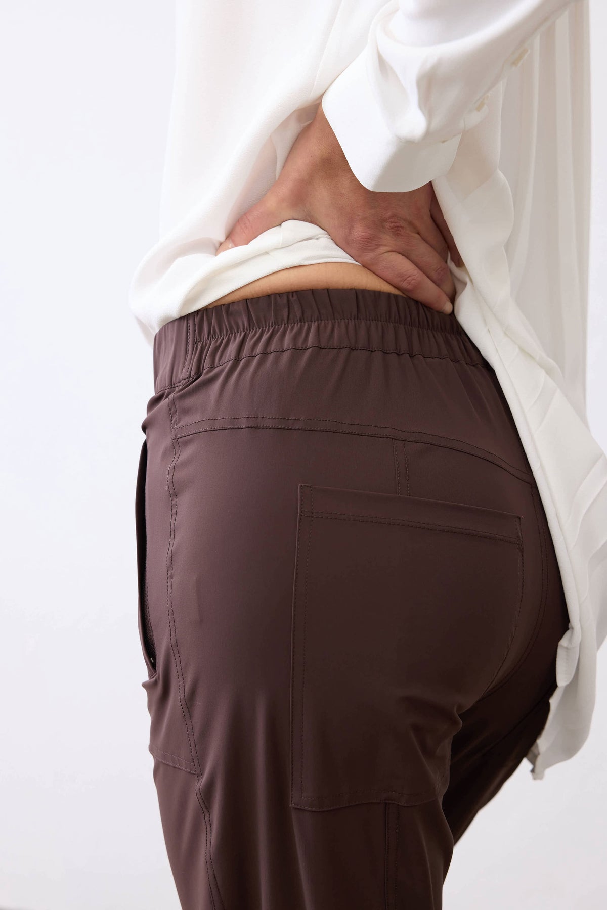 Coffee brown pants with elastic waistband and back pocket detail