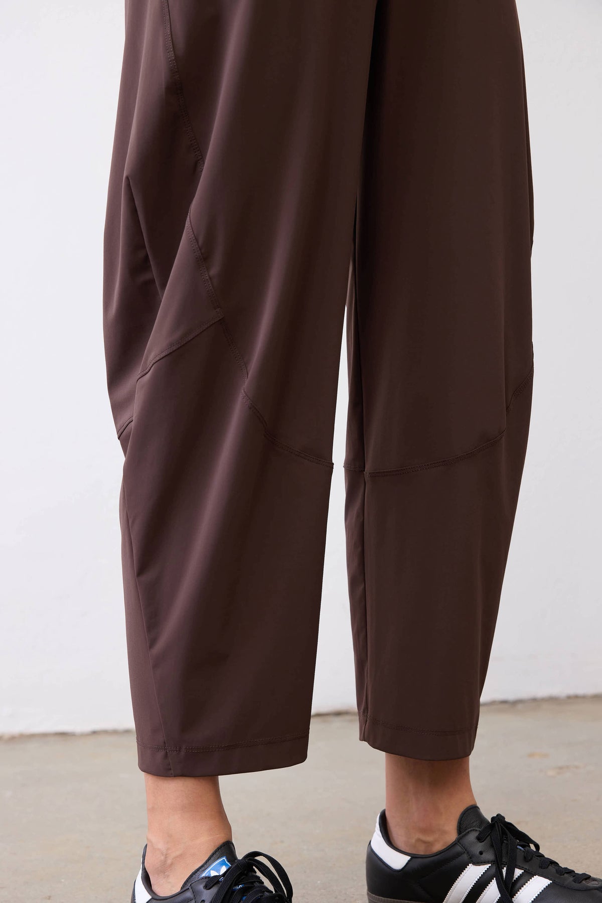 Coffee-brown cropped wide-leg pants with angled side pockets