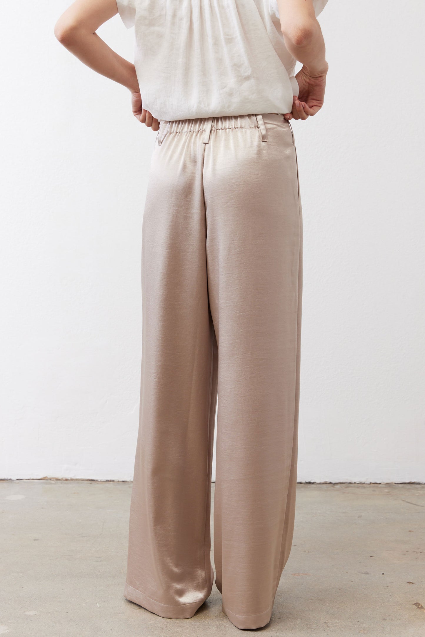 Champagne wide-leg trousers with elastic waistband and relaxed wide legs