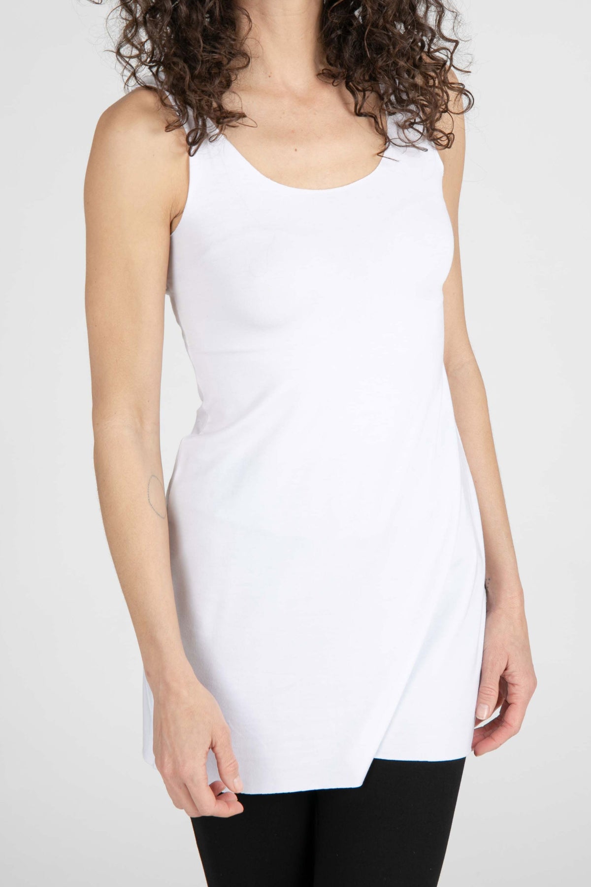 White long seamless cami with scoop neckline and straight hem